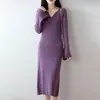 Vestido de punto de lana pura para mujer, nuevo otoño e invierno, cuello en V, manga acampanada, ajustado, bodycon, vestido suéter de longitud media