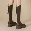 Botas Altas de Suela Gruesa Estacionales First Encounter para Mujer Otoño 2026 Nuevo Estilo Marrón para Mujeres Petites con Corte en V que Alarga la Altura Botas Altas de Caballero