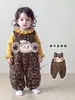 Conjunto de invierno de moda con estampado de leopardo para niñas, suéter con cuello de volantes para bebé y conjunto de dos piezas de overol de dibujos animados, ropa de invierno elegante