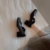 ¡Stock Listo Enviado en Segundos! Zapatos Mismo Estilo Mamá Uva Punta Cuadrada Pulidos Retro Correa Cruzada Piel de Vaca Tacón Grueso Planos Primavera