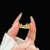 Nuevo anillo de moda de alta gama versátil estilo vintage con forma de estrella y diamantes, lujo ligero, anillo personalizado único y lujoso