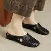 Chinelos femininos de couro trançado com biqueira aberta, sandálias slip-on de verão para uso externo 2026 com salto oculto, estilo popular