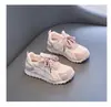 Tênis de Tela Feminino para Primavera e Outono 2026 Novo Modelo Infantil Respirável Sapatos de Pai para Meninas Mais Velhas Tênis de Corrida