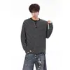 Cuello de camiseta crudo suelto casual capa base sudadera hombre Henry retro manga larga rayada blanco y negro moderno talla grande otoño horizontal
