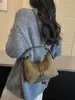 Bolso tipo cubo de gran capacidad con acabado mate retro, un bolso de hombro casual de nicho y elegante, perfecto para el uso diario y un bolso tote versátil para exportación