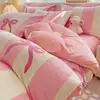 Conjunto de cama de quatro peças genuíno, espesso e confortável para o inverno, apresentando um esquema de cores cremoso e tecido macio de veludo de bebê; também disponível como um conjunto de três peças em fleece de coral