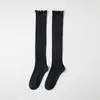 Calcetines largos de algodón para mujer de otoño con ribete de encaje, calcetines de tubo alto, calcetines simples estilo coreano que realzan las piernas para combinar con botas
