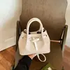 Bolsa transfronteiriça 2026 nova moda versátil de luxo nicho com padrão trançado bolsa transversal feminina bolsa de mão bolsa saco