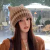 Gorro de punto a rayas estilo coreano con orejas de gato para mujer, para otoño e invierno, cálido y protege los oídos, hace que la cara se vea más pequeña, gorro versátil para clima frío, transfronterizo