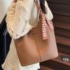 2025 Nova Moda Transfronteiriça Retrô Bolsa para Sogra Bolsa Tote com Lenço de Seda Retrô Versátil Bolsa de Ombro de Mão