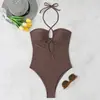 Traje de baño de una pieza sexy de estilo nuevo europeo y americano transfronterizo, color sólido hueco cuello halter triángulo vacaciones en la playa bañadores de Amazon