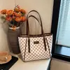 Bolsa Tote Grande com Textura Estampada Retrô Estilo Primavera Versátil Feminina Design de Nicho Simples Portátil Bolsa de Ombro
