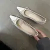 Zapatos de tacón de gatito estilo francés elegantes 2025 con falda, punta fina de corte bajo, tacones de aguja de diamante brillantes negros para mujer