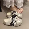 Pantuflas cerradas de suela gruesa para mujer, nuevo modelo de otoño 2026, zapatillas tipo Birkenstock de moda que aumentan la altura, zapatillas de entrenamiento alemanas versátiles