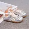Tênis esportivos estilo coreano para meninas, novo modelo 2026, tênis casuais coreanos para crianças, tênis de treino alemães, sapatos macios estilo Forrest Gump para bebês meninas, estilosos