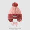 Gorro de punto con bloques de color para niños para otoño e invierno, con protección para las orejas y pompón grande, gorro de lana tipo Boston para niños y niñas