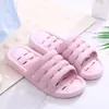 Chinelos de banho para casa, vazando, para homens e mulheres, ocos, antiderrapantes, sola grossa, para interior, de casal, de plástico, chinelos de verão
