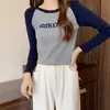 Nueva colección de primavera y otoño: top corto moderno de colores contrastantes, cuello redondo, camiseta de punto acanalado versátil y camiseta de manga larga bordada para mujer