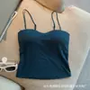Camisola versátil de verano para chica atractiva con tirantes finos, color liso, hermoso diseño en la espalda, con copas en el busto, se puede usar como prenda exterior o como capa base