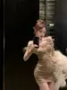 Vestido Plissado Sexy de Uma Alça Estilo Menina Quente de Primavera e Outono com Elegante Decoração Tridimensional, Bodycon Curto Justo que Marca a Cintura