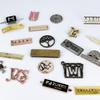 Sinal de Produção de Marca Registrada com Logotipo de Metal Galvanização de Alto Padrão Pino de Metal Sinal de Bagagem Liga de Zinco Fundido com Marca de Pé