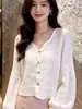 Blusa Feminina 2026 Outono Estilo Coreano Suave Branca Floral Gola V Botão Manga Longa Versátil Jovem Atraente Camisa para Mulheres
