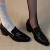 Sapatos estilosos para o dia a dia para mulheres, com fivela de cinto, bico quadrado, salto grosso e um design retrô inspirado no britânico, na cor preta versátil