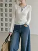 Suéter tejido blanco de corte ajustado para principios de otoño, nueva colección 2026 para mujer, top chic y moderno de estilo francés que te hace lucir más joven