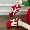 Zapatos de entrenamiento casuales alemanes para mujer, nueva colección otoño 2026, estilo popular, versátiles, de suela gruesa, con tacón oculto, rojos, mocasines, zapatillas
