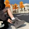 Botas de Nieve Grises para Mujer de Caña Media 2026 Nuevo Estilo de Invierno Suela Gruesa que Aumenta la Altura Engrosadas con Felpa Cálidas Dobladillo Superior Zapatos de Algodón del Noreste