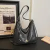 Bolso tote estilo universitario europeo y americano, retro y casual, hecho de cuero suave encerado, un bolso cruzado de gran capacidad, adecuado para trabajadores de oficina, y diseñado como un bolso de hombro para mujer
