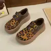 Bota Holiday de Outono 2026 Moda Couro Retrô Cinto Plataforma Bico Aberto Fivela Sapatos Mocassim Sapatos Únicos Femininos Sola Grossa
