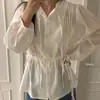 Em estoque Cereja temperamento fresco e distante cintura com cordão ajustando levemente transparente mangas bufantes com fitas esvoaçantes camisa fina de manga longa