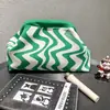 Bolsa de Maquillaje Versátil para el Día a Día, Gran Capacidad, Bolsa Transfronteriza Negra y Beige con Cierre de Pinza Color Azul Ondulado, Bolso de Mano Popular de Rayas Tejidas