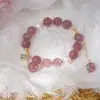 Pulseira de Pérola de Água Doce Barroca Banhada a Ouro 14K com Pingente de Cristal Morango Flor de Pessegueiro Trevo de Quatro Folhas Zircônia para Mulheres