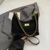 Bolsa Pequena Acolchoada com Corrente Retrô para Mulheres Nova Moda Outono e Inverno 2025 Bolsa de Bolinho Fosca Versátil para o Dia a Dia com Alça Transversal