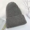 Gorro tejido grueso de invierno al por mayor suministro directo ins cuerpo ligero celebridad de internet gorro de lana simple moda gorro con forro polar para mujer