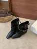 Botines de mujer estilo retro francés con tacón oculto, nueva colección otoño 2026, con hebilla de cinturón y puños plisados estilo western acampanados.