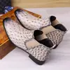 Botines elásticos estilo Chelsea para hombre con estampado de avestruz en relieve, transfronterizos, de fábrica, de vestir, tacón bajo, amplio stock en almacén, pedidos pequeños rápidos