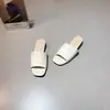 Estilo Minimalista Coreano Sandálias de Dedo em Couro Macio Femininas Verão 2026 Novas Sandálias de Encaixe Abertas na Ponta Chinelos de Exterior da Moda