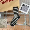 Calcetines a rayas simples de caña alta moda Red Viral calcetines nuevos combinan con todo ins negro y blanco acanalados otoño e invierno calcetines deportivos moda