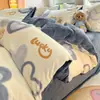 Nuevo Juego de Cama de Cuatro Piezas de Vellón de Leche Doble Cara para Invierno Ropa de Cama Espesa de Vellón de Coral Sábana de Cama para Estudiantes Funda Nórdica Juego de Tres Piezas