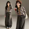 Camiseta de manga larga para niña, nuevo estilo otoño 2026, top corto a rayas para niñas mayores, conjunto de dos piezas de pantalones anchos para niños, moderno