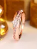 Anillo de diamantes de doble capa entrelazado estilo europeo y americano, de lujo ligero y versátil, con un diseño de brazo liso retorcido en imitación de oro rosa