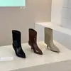 Botas curtas versáteis de bico fino pontudo estilo francês em couro macio, modernas, emagrecedoras, confortáveis, com cano largo, de calçar simples