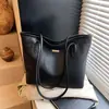Bolso nuevo popular de este año para mujer 2025 verano estudiantes gran capacidad estilo extranjero combina con todo bolso de axila bolso de hombro tipo cubo