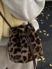Bolso de Piel con Estampado de Leopardo de Moda Estilo Coreano de Nicho para Mujer 2025 Invierno Nuevo Bolso Cruzado Bolso de Piel Bolso Cubo