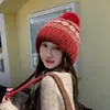 Chapéu de Lã com Orelhas de Tricô Novo Outono/Inverno Estilo Fair Isle Feminino com Pom-Pom e Forro de Fleece para Aquecimento Chapéu de Tricô com Amarração