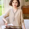 Suéter de punto con cuello en V y detalles de cinta, nuevo estilo otoño e invierno, elegante y rejuvenecedor, cómodo, top de manga larga para madres