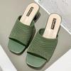 Sandalias y pantuflas de tacón medio para mujer 2023 Verano nuevo versión coreana de moda exterior tejida voladora sandalias y pantuflas para mujer venta al por mayor generación